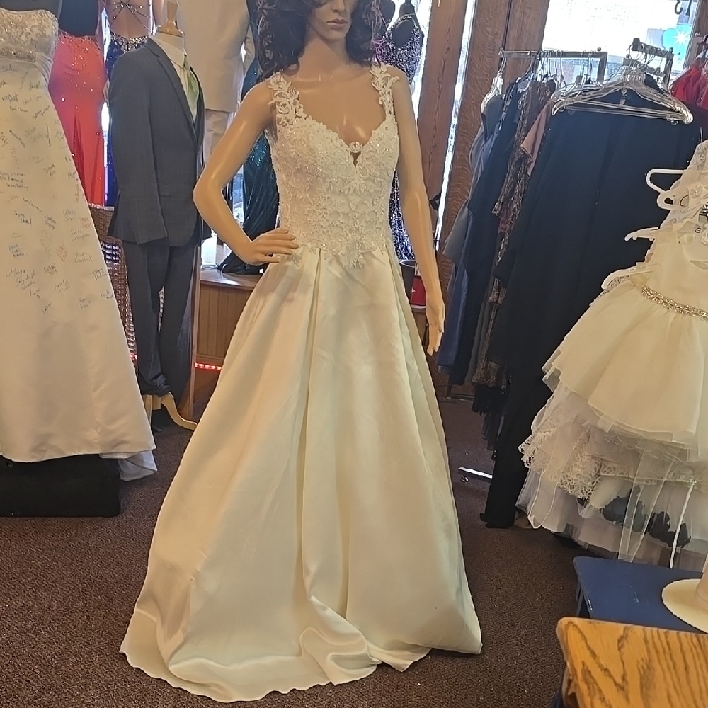 Elegant White Lace Wedding Dress